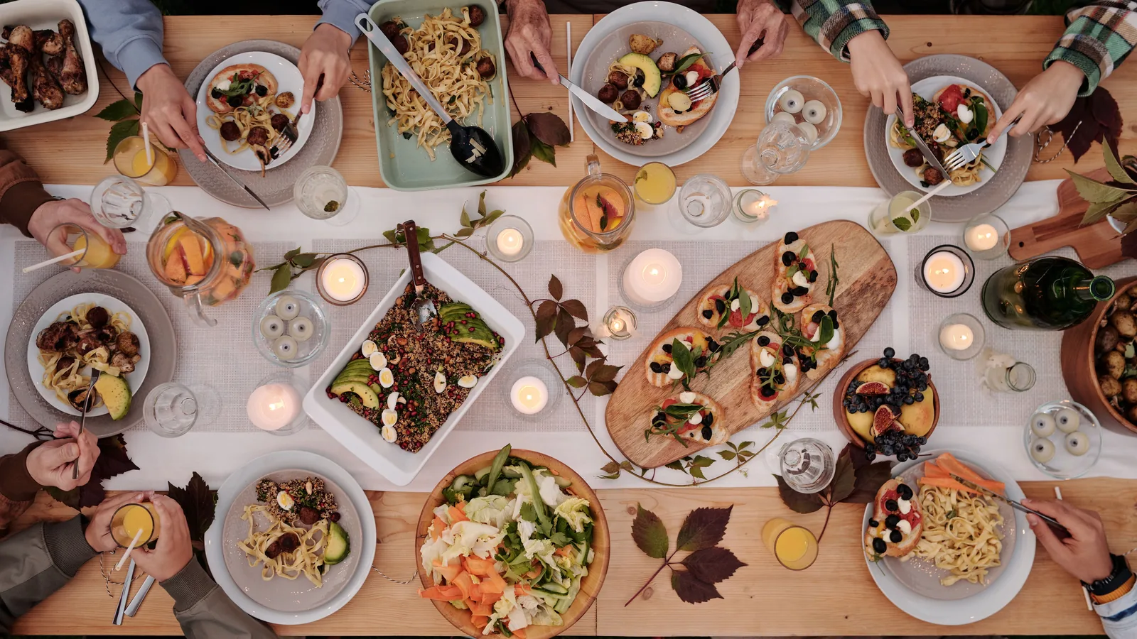 Une grande table conviviale, cuisine saine et gourmande partagée entre femmes